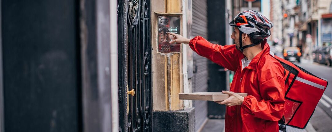 Entregador de delivery é obrigado a entrar em condomínio? Entenda o que diz a lei