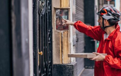 Entregador de delivery é obrigado a entrar em condomínio? Entenda o que diz a lei